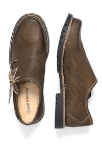 Scarpe in pelle marrone con punta arrotondata, cuciture decorative e dettagli con lacci. Presentano una suola in gomma testurizzata per una migliore aderenza e durata.