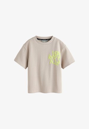 Beiges kurzärmeliges Ripp-T-Shirt mit Rundhalsausschnitt und leuchtend gelbem "AllSaints London"-Text auf der linken Brust.