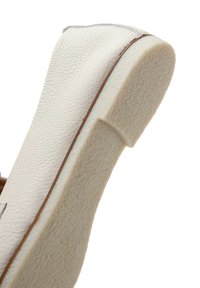 Semelle de chaussure en cuir blanc texturé avec une semelle extérieure en caoutchouc épais écru et un léger détail de talon sur fond blanc.