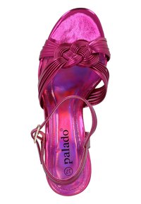 Fuchsia sandal med vävt remdesign, metallisk finish och justerbar ankelrem. Innersulan har varumärke och iridiscent glans.