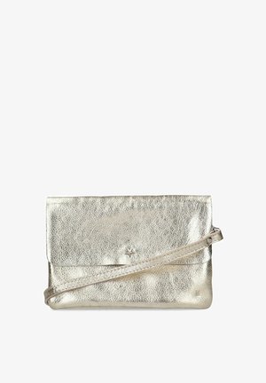 Pochette en cuir argenté métallique avec rabat repliable, une bandoulière détachable et un petit détail en étoile embossé. Texture lisse et forme rectangulaire.