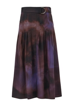 Bruine en paarse geplooide rok met een soepele textuur, een riem met een zilveren gesp en verticale stikdetails.