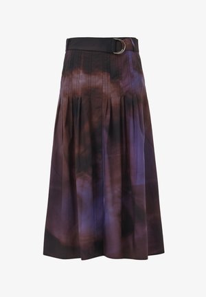 Bruine en paarse geplooide rok met een soepele textuur, een riem met een zilveren gesp en verticale stikdetails.