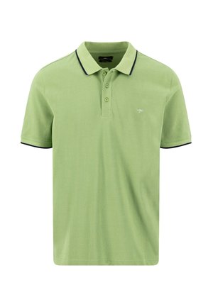 Hellgrünes Poloshirt mit kurzen Ärmeln, dunklem Besatz an Kragen und Manschetten, drei Knöpfen und kleinem gesticktem Logo auf der Brust.