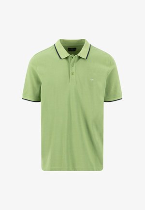 Hellgrünes Poloshirt mit kurzen Ärmeln, dunklem Besatz an Kragen und Manschetten, drei Knöpfen und kleinem gesticktem Logo auf der Brust.