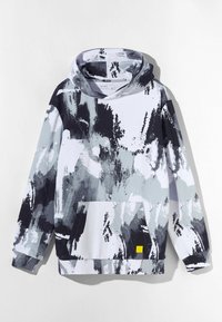 Felpa con cappuccio con motivo astratto di vernice nera, bianca e grigia. Presenta una tasca frontale e un piccolo accento giallo all'orlo.