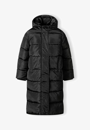 Lange zwarte gewatteerde pufferjas met capuchon, frontale rits bedekt met een flap en twee zijzakken.