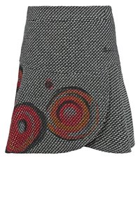 Jupe à motifs noir et blanc avec des designs circulaires rouges et oranges. Le tissu a un tissage texturé et présente un ourlet évasé.