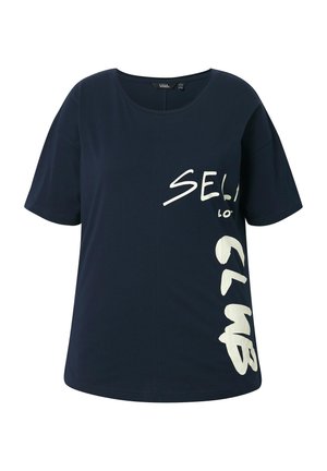 Camiseta azul marino de tela suave, con cuello redondo y mangas cortas. Texto gráfico blanco "SELF CLUB" en la parte delantera.