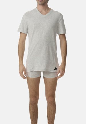 Graues V-Ausschnitt-T-Shirt und passende Boxershorts, aus weichem, dehnbarem Material. Das T-Shirt hat kurze Ärmel und einen slim fit mit Logo-Akzent.