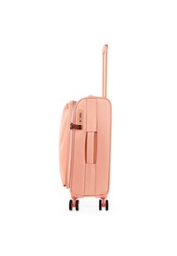 Maleta rígida en color durazno mate, con un mango telescópico, cuatro ruedas negras y un candado de combinación en el panel lateral.