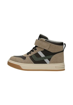 Baskets montantes en suède beige, avec des empiècements noirs et vert foncé, des lacets noirs, une bande velcro et une semelle en caoutchouc beige.