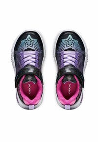 Sneakers Geox nere e viola con design a stella, tomaia sintetica, ventilazione in mesh, cinturino regolabile e interno rosa.