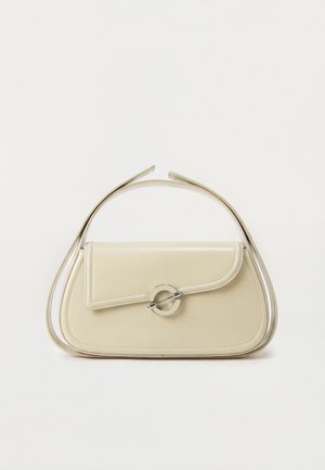 Sac à main en cuir crème avec rabat incurvé, fermoir circulaire en argent et poignée courte sur le dessus, sur fond blanc uni.