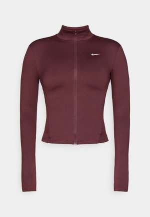 Burgundowa sportowa kurtka z zamkiem, z wysokim kołnierzem, długimi rękawami i dopasowanym krojem. Posiada małe białe logo Nike po lewej stronie u góry.