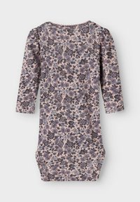 Bloemmotief jurk in zachtroze en donkere tinten, met lange pofmouwen en een ronde halslijn met geplooide details bij de kraag.