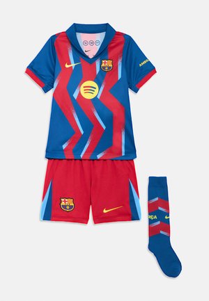 FC „Barcelona“ jaunimo marškinėlių komplektas su mėlynos ir raudonos spalvos zigzaginiu raštu, apykakle, šortais ir mėlynomis kojinėmis. Komplekte yra klubo logotipas ir „Nike“ ženklas.