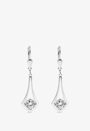 Des boucles d'oreilles en argent présentent une forme allongée et élégante avec un cadre en forme de diamant, mettant en valeur une pierre précieuse ronde et claire au centre.