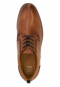 Chaussure en cuir marron avec bout rond, lacets navy, et détails de couture subtils ; semelle intérieure rembourrée visible à l'intérieur, design élégant.