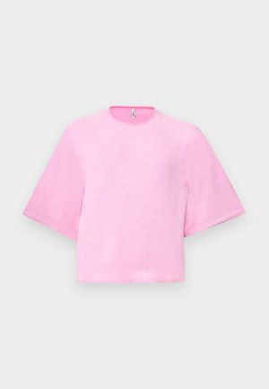 Różowy sweter z krótkim rękawem i okrągłym dekoltem, wykonany z miękkiego materiału, z raglanowymi rękawami i luźnym krojem.