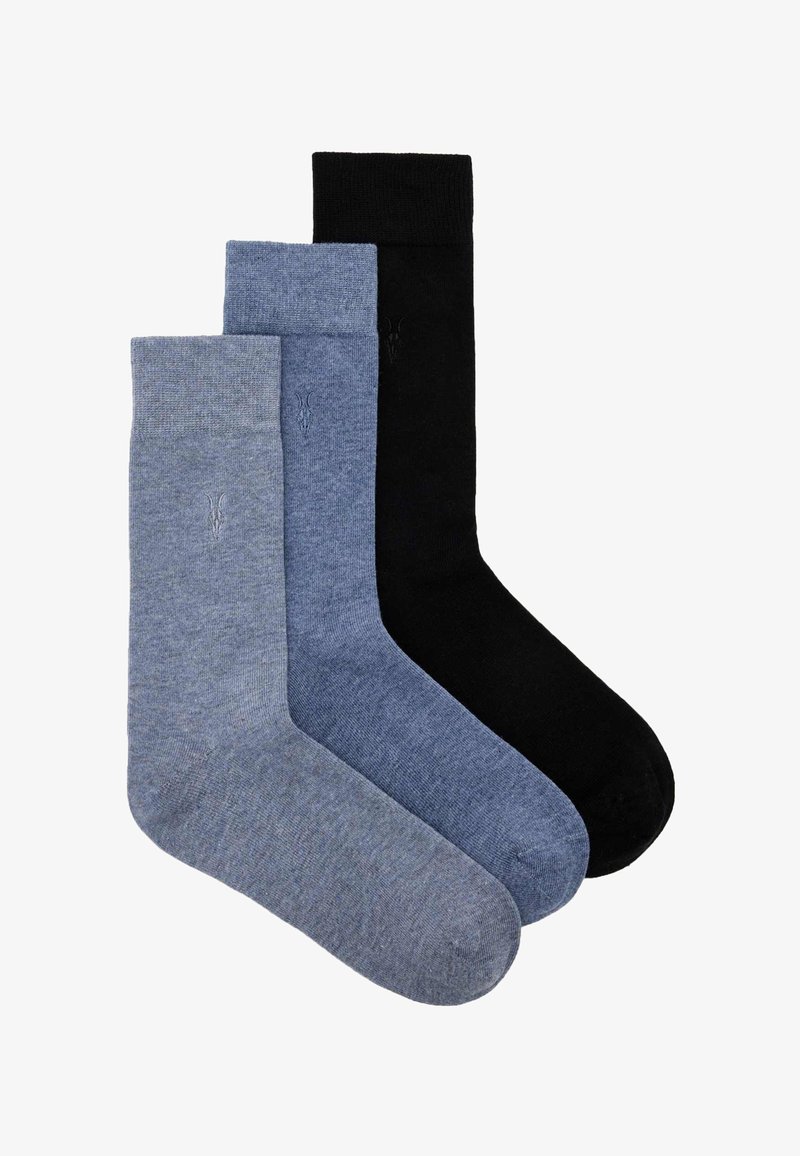 Tre paia di calzini semplici alla caviglia in grigio chiaro, blu medio e nero, disposti sovrapposti su uno sfondo bianco.