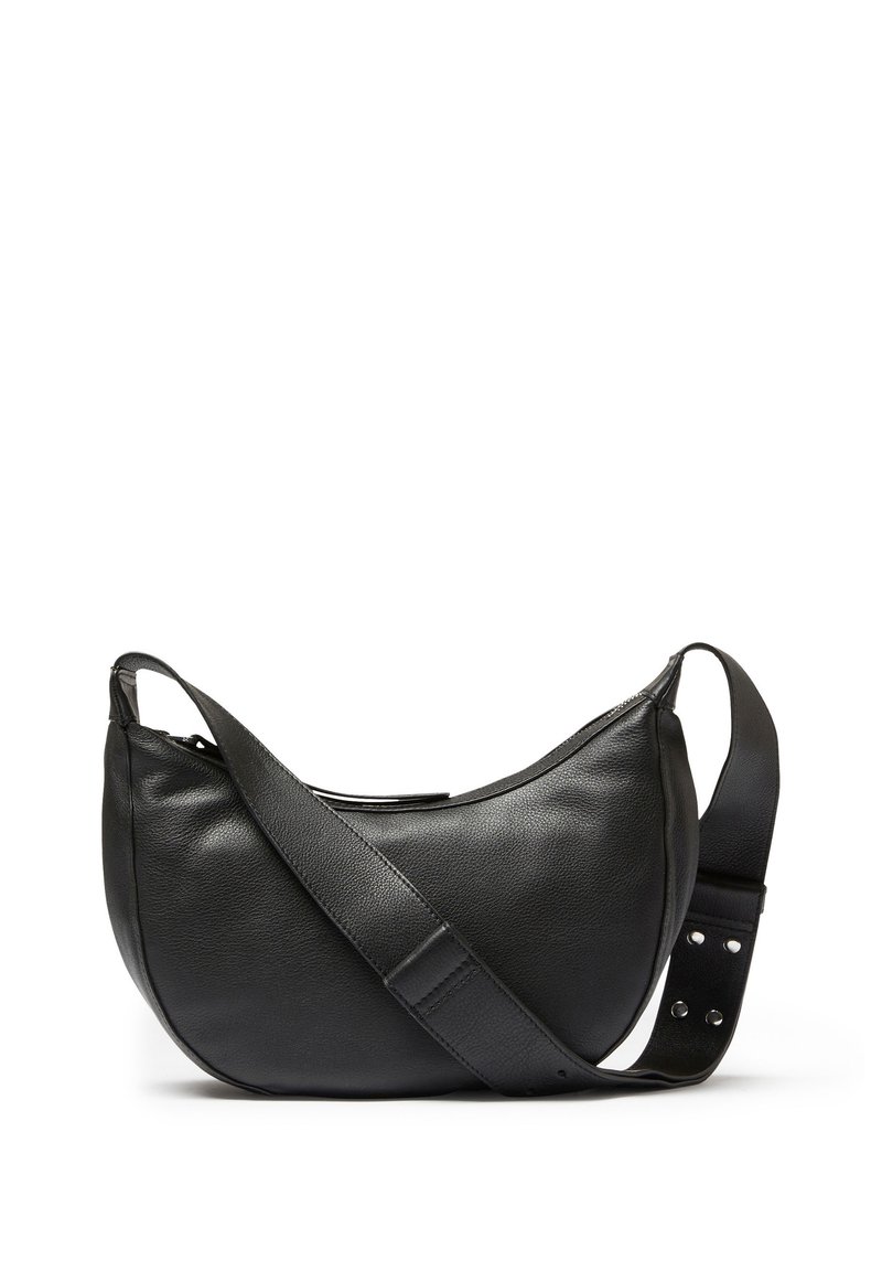 Svart läder axelväska med en bågeform, texturerad yta, justerbar rem och dragkedjestängning. Har en minimalistisk design.