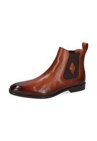 Botín Chelsea de cuero marrón pulido para hombre con paneles elásticos laterales negros, tacón bajo y asa en la parte trasera.