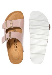 Sandalias de punta abierta en rosa claro con dos correas ajustables y hebillas doradas. Plantilla de corcho y suela exterior de goma blanca texturizada con estrías.