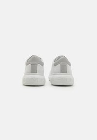 Witte leren sneakers met grijze accenten, afgeronde silhoutte, gevoerde hiel en gestructureerde zool. 'Valentino' logo gegraveerd op de hiel.