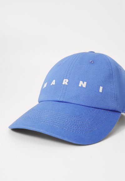 Zils kokvilnas beisbola cepure ar noapaļotu kroni, izliekto malu un izšūtu "MARNI" logo baltā krāsā. Strukturēta apdare uz malu.