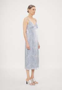 MICHAEL Michael Kors - TONAL PETAL SLIP MIDI - Kokteiļkleita/ballīšu kleita - blue Miniatūras attēls 1