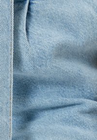 - Jeansy Relaxed Fit