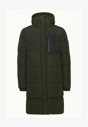 Geacă puffer lungă, de culoare verde închis, cu glugă, având secțiuni mari matlasate și un buzunar pe piept cu fermoar negru. Textură netedă, șnururi ajustabile.