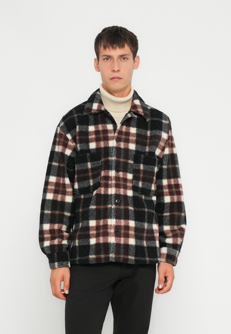 Plaid fleece särk-villane jakk mustas, valges ja burgundi värvitoonis. Omab kahte rinna taskut ja nupuga esist. Pehme tekstuur ja lõdvestunud sobivus.