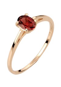 Delicaat gouden ring met een ovale dieprode granaatsteen, gezet in vier klauwen op een gladde, gepolijste band.