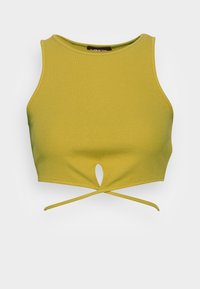 Žlutý krátký top bez rukávů s žebrovanou strukturou, kulatým výstřihem, malým klíčovým otvorem vpředu a tenkými ramínky překříženými pod lemem.