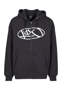 Sort zip-up hoodie med et hvidt logo på brystet, der har en hætte med snor, to frontlommer og ribbede manchetter og linning.