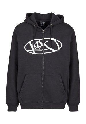 Sort zip-up hoodie med et hvidt logo på brystet, der har en hætte med snor, to frontlommer og ribbede manchetter og linning.