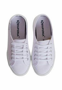 Sneaker in tela bianca con sei coppie di occhielli e lacci bianchi. Caratteristiche includono una suola in gomma e il logo "SUPERGA" sulla soletta.