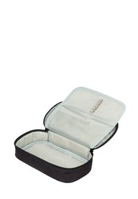 Czarna prostokątna kosmetyczka z zamkiem błyskawicznym, posiadająca jasne wnętrze, elastyczne pętle do organizacji oraz pikowaną fakturę.