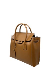 Brązowa skórzana torebka z dwoma okrągłymi uchwytami, klapą zamykającą i dołączoną metką. Gładka tekstura z minimalnymi akcentami metalowymi.