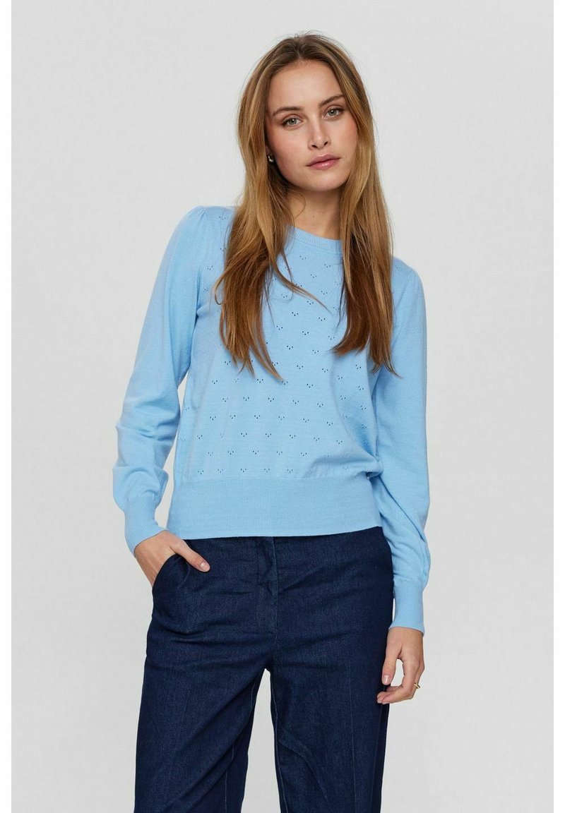 Gai zils džemperis ar ribotām aprocēm un apakšmalu. Priekšpusē ir ar teksturētu rakstu. Saskaņots ar tumšām džinsām. Vienkārša, pieguļoša piegrieze.