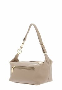 Sac à main en cuir beige texturé avec une bandoulière amovible, doté d'une poche avant zippée et d'accents en métal doré. Design compact.