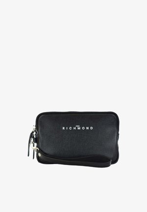 Clutch nera con zip e superficie testurizzata, dotata di un cinturino per il polso e logo bianco in rilievo sul davanti. Design compatto e rettangolare.