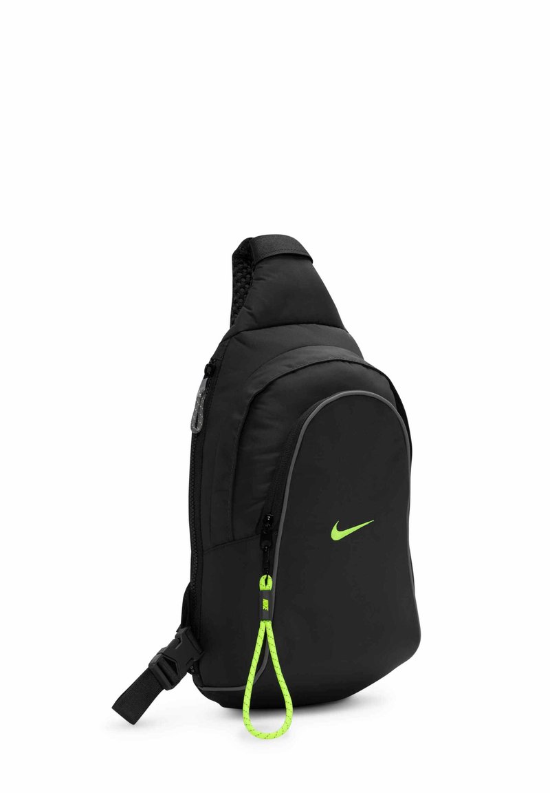 Czarny plecak Nike o eleganckim designie, z wyściełanym paskiem na ramię, teksturowaną górą, zielonym logo oraz zamykanym na zamek compartmentem.