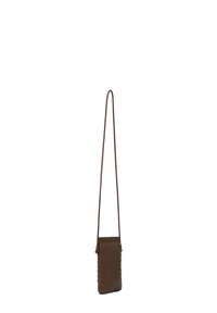 Brun flätad lädercrossbody-väska med lång rem, rektangulär form och ovansidig dragkedjestängning. Slät textur och subtilt mönster.