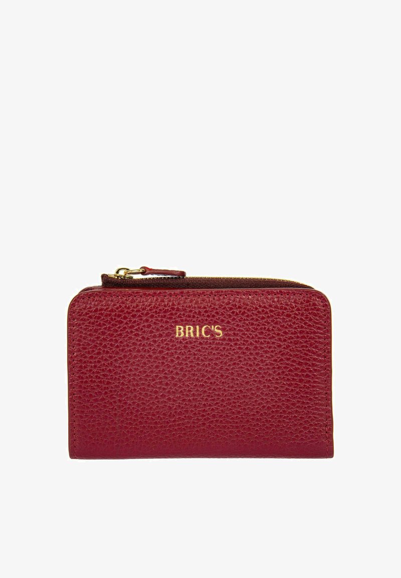 Portefeuille en cuir rouge avec une texture, logo doré et fermeture zippée. Forme rectangulaire compacte avec une doublure en tissu lisse.