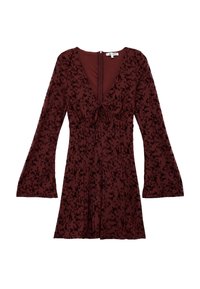 Bordeaux jurk met zwart bloemenpatroon, diepe V-hals, lange klokmouwen en een strikdetail bij de taille. Ritssluiting aan de achterkant.