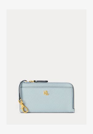 Portefeuille zippé bleu clair texturé avec logo RL doré et fermoir doré attaché à une lanière en cuir noir.