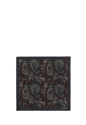 Pañuelo cuadrado oscuro con patrones florales y paisley en tonos verdes apagados, crema y rojo, con bordes ondulados y un pequeño logo "Scalpers".